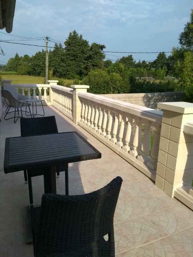Maison 4 Etoiles Et Studio 3 Etoiles Independants Avec Piscine L'Isle-sur-la-Sorgue Exterior photo